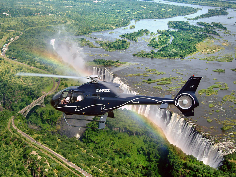 Полет на вертолете над водопадом Виктория