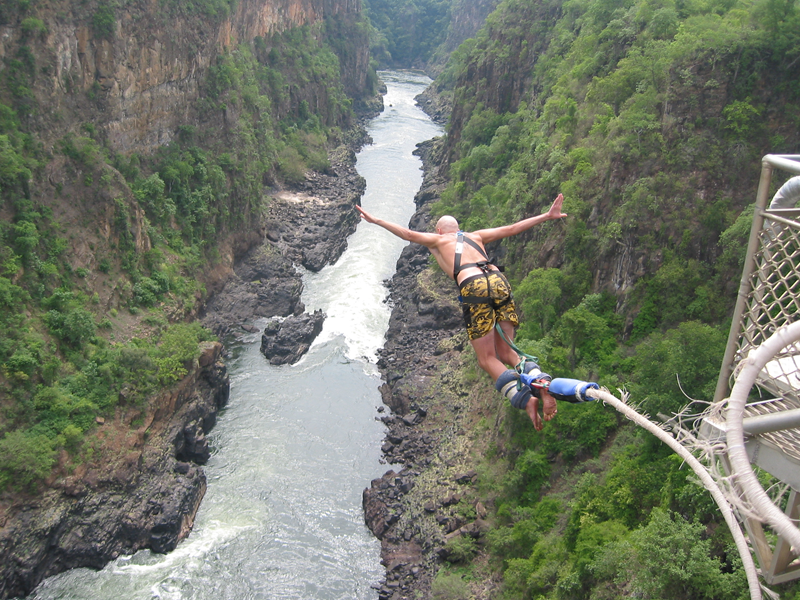 Прыжок на тарзанке с 111 метрового моста