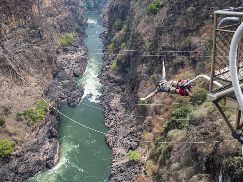Прыжок на тарзанке с 111 метрового моста